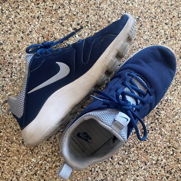 Nike Shoes Size 9.5 - Picture 1 of 1